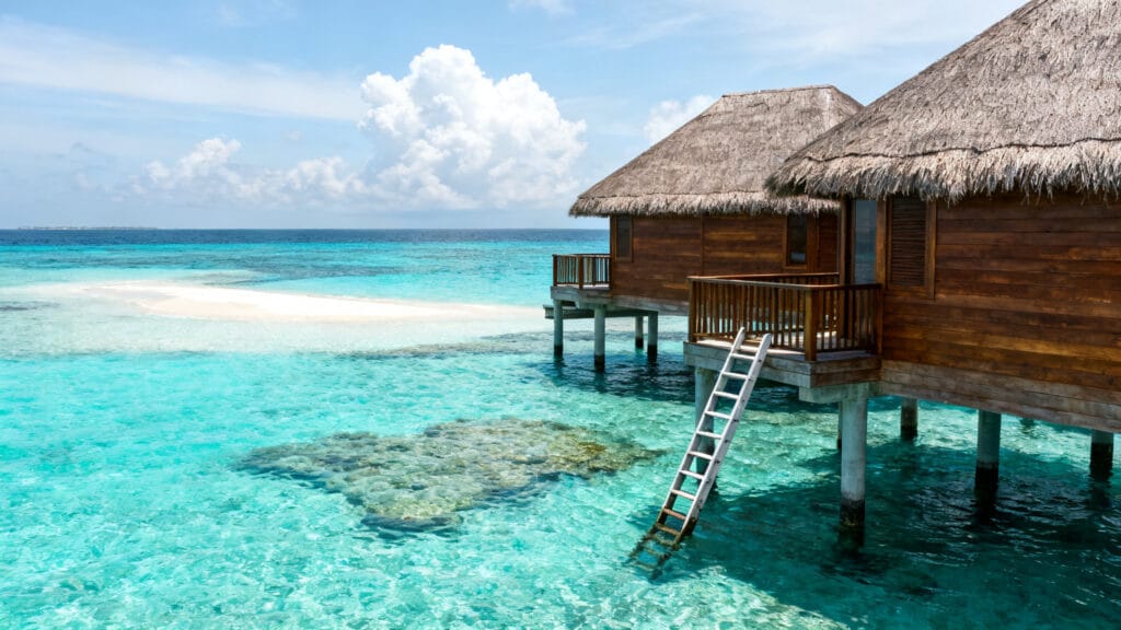 Lagon cristallin et bungalows sur pilotis pour eau chaude