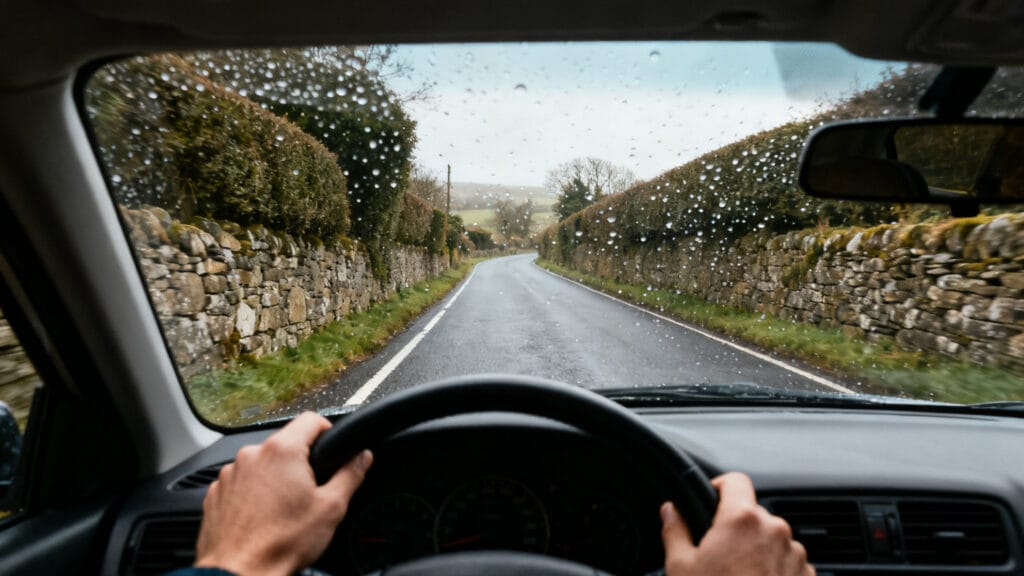 Conduite à gauche sur route rurale bordée de murets en pierre