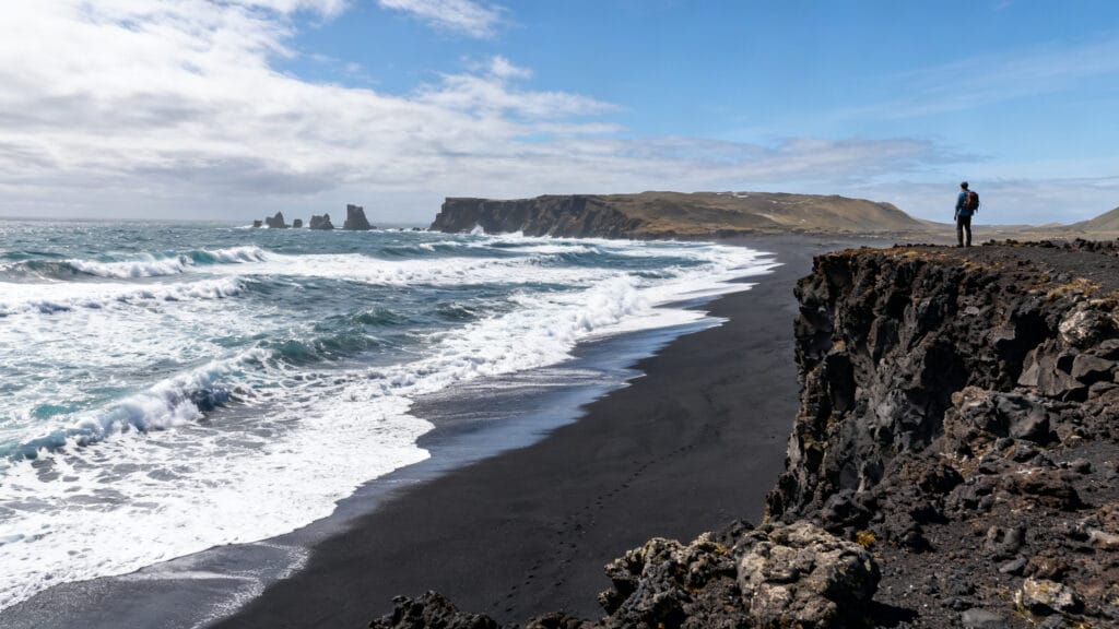 Plage de sable noir et vagues atlantiques aux Canaries