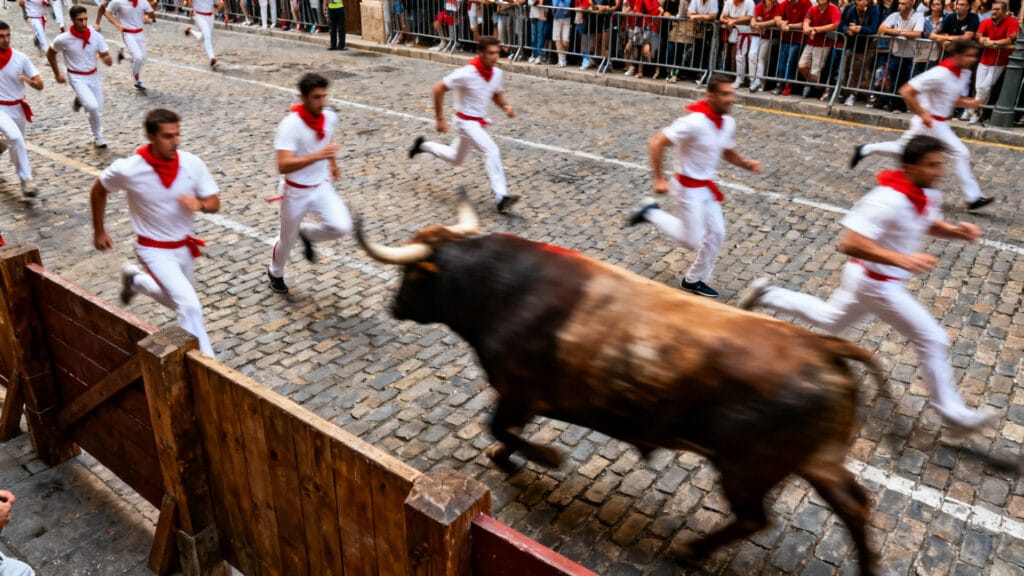 Encierro avec coureurs en blanc et foulards rouges