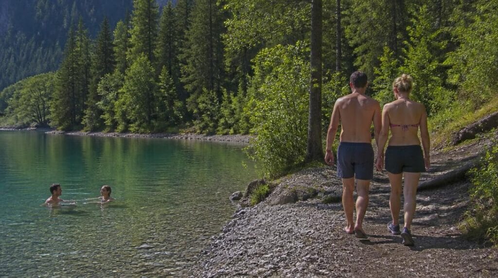 Baignade près d'un lac boisé des Vosges