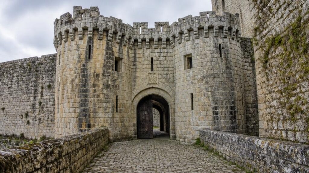 Barbacane en pierre et meurtrières d’une forteresse médiévale