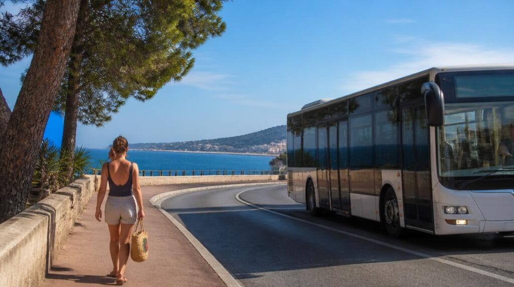 Bus sur la Corniche pour accéder à la plage