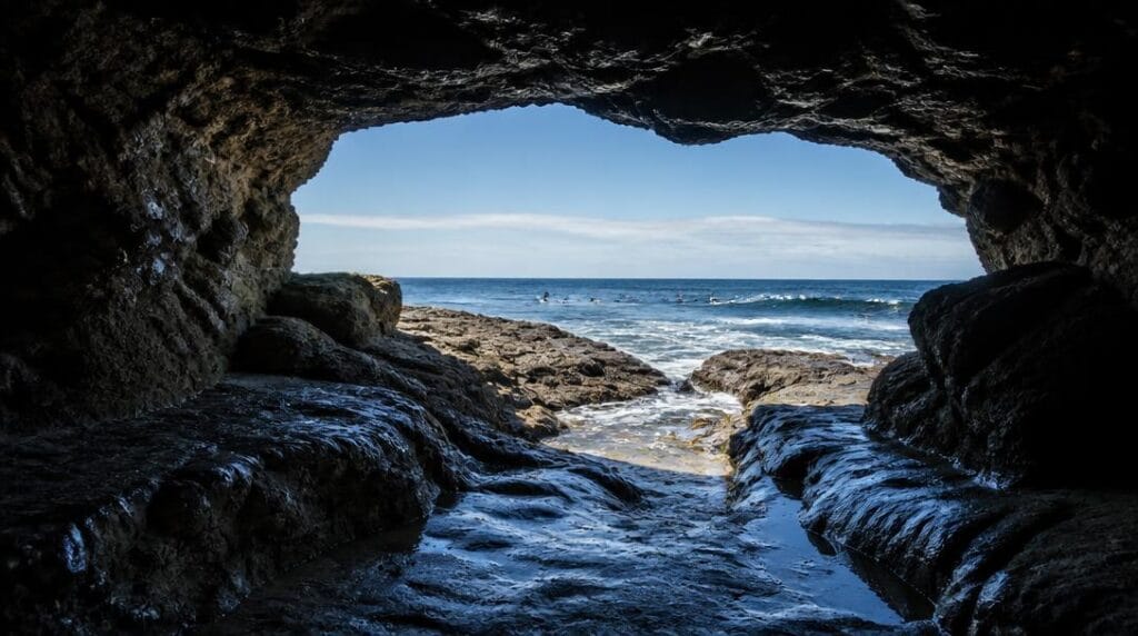 Grotte côtière ouverte sur les vagues
