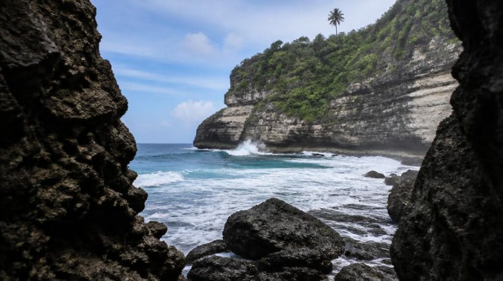Vagues de surf sur côte rocheuse tropicale