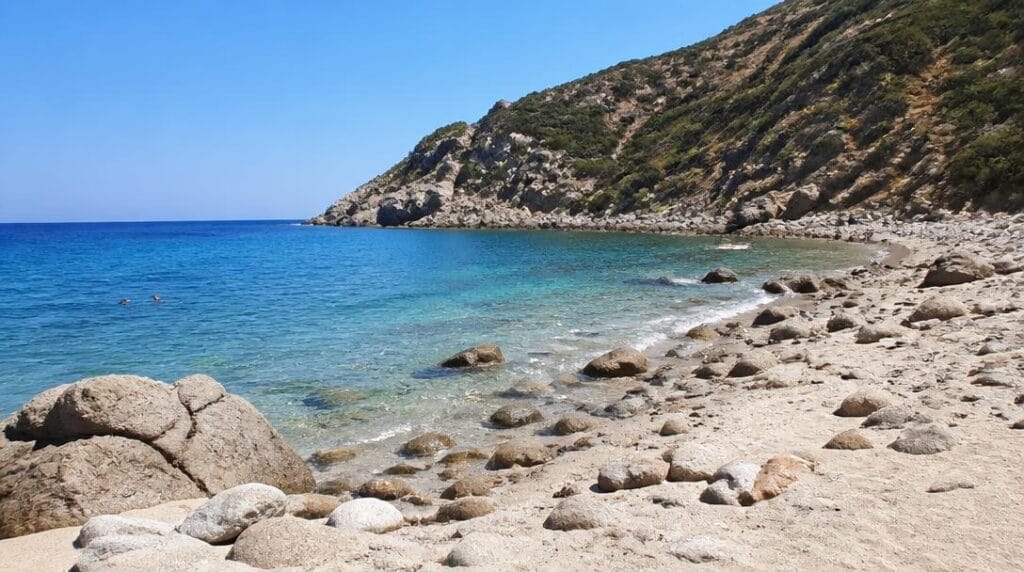 Plage sauvage aux eaux claires de Calabre