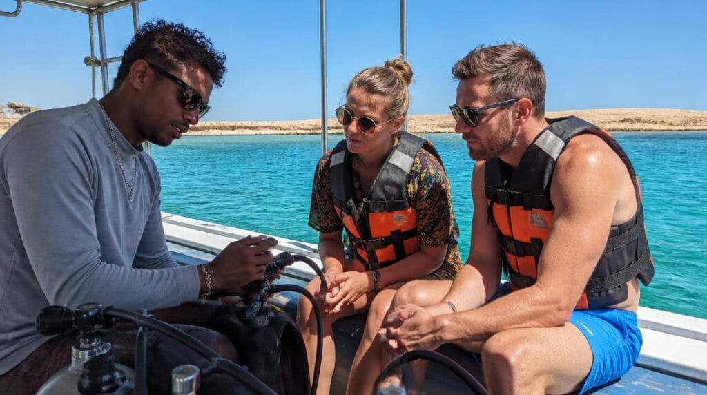Excursion en mer avec consignes de sécurité pour la plongée