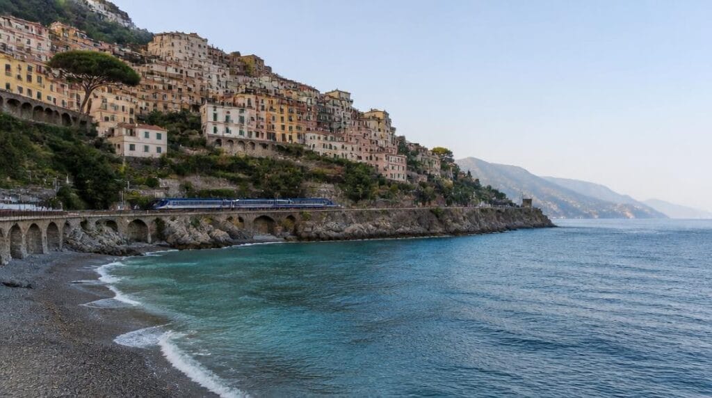 Village coloré et petite plage sur la côte ligure